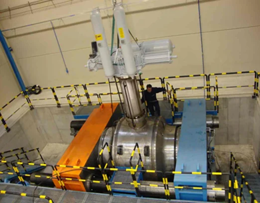 Imagem de um sistema industrial com a utilização de uma válvula controladora de fluxo, do tipo esfera, em teste.