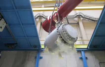 Imagem mostra a execução de teste de uma válvula esfera, um dos tipos de válvula rotativa industrial.