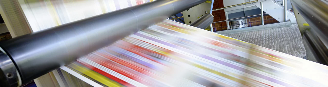 impressora industrial de grande porte em funcionamento